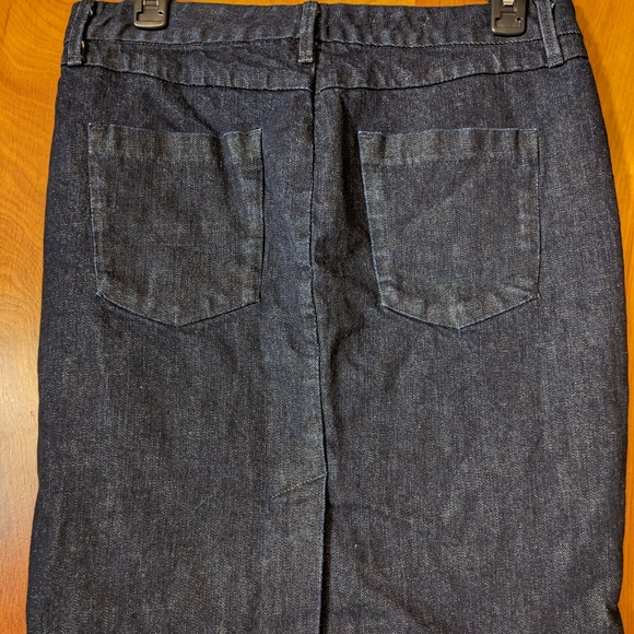 Gap denim skirt, knee length size 27 or equivalent to a size 4 - Picture 3 of 4
